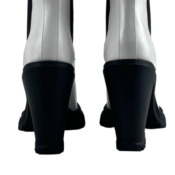 ALEXANDER MCQUEEN PATENT LEATHER WHITE BLACK TREAD HEELED MOD ANKLE BOOTS - Picture 13 of 16